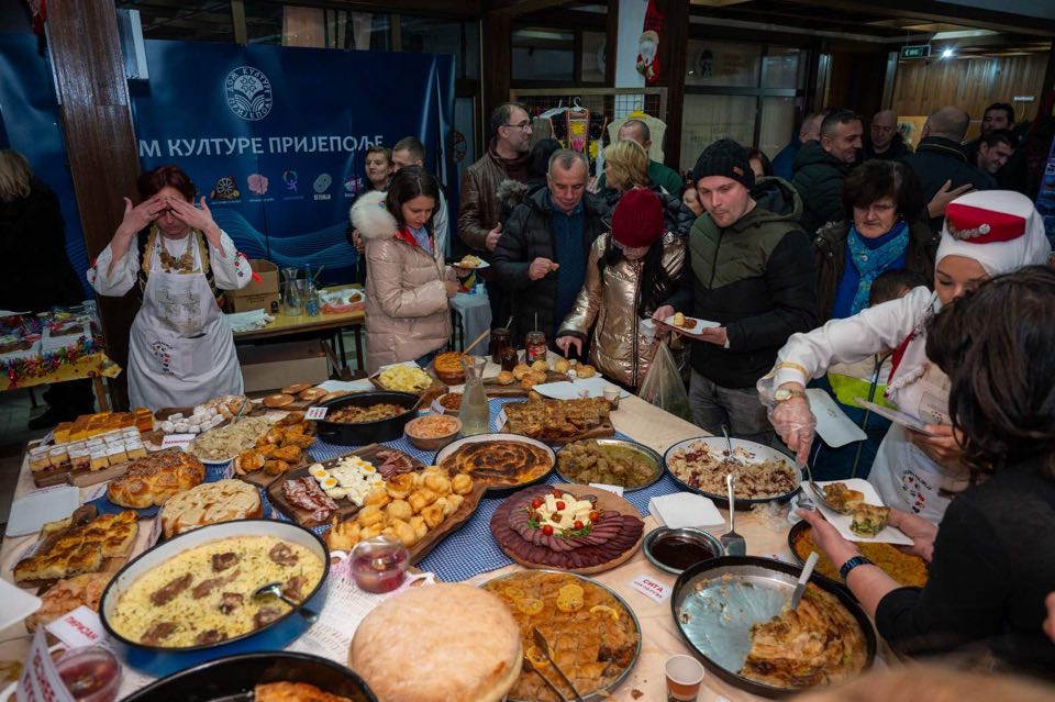 Културни мостови спајају Пријепоље: Гастрономија и традиција на Новогодишњем&nbsp;базару